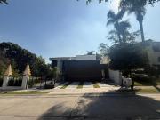 Casa de lujo con excelentes acabados con gran jardín...