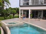 Casa de Lujo con Patio Amplio y Vista al Lago