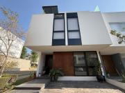 CASA DE LUJO EN ESQUINA DENTRO DE COTO EN BOSQUES VALLARTA