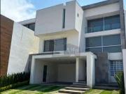 Residencia en renta en Hacienda San Antonio con jardín