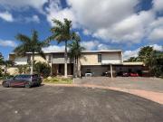 CASA DE LUJO EN VENTA CON AMPLIO TERRENO EN PRIVADA BLUE...