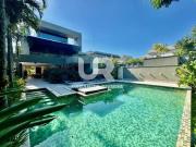 Casa de Luxo à Venda na Riviera Módulo 17 em Bertioga...