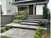 Casa de Luxo com 4 Suítes e Piscina em Arujá