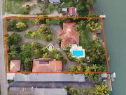 Casa de Luxo com 4 Suítes, Quadra Coberta e Piscina em...