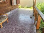 Casa de madeira em lote inteiro, lado praia!