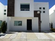 CASA DE OPORTUNIDAD CON JARDIN EN VENTA, JURIQUILLA