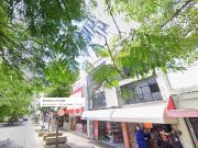 CASA DE OPORTUNIDAD CON LOCALES COMERCIALES EN AV....