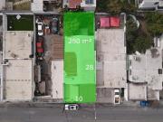 Casa de 2 niveles en Cumbres 2ndo Sector con Local Comercial