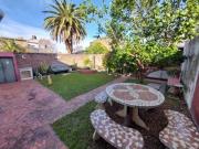 Casa de pasillo con jardín, No esta en P.H. 4...