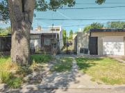 Casa de pasillo de 3 dormitorios con cochera y jardín,...