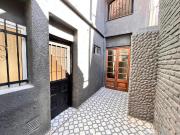 Casa de pasillo de dos dormitorios con patio y...