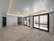 Casa de pasillo único de 3 dormitorios con patio y...