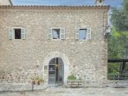 Casa de Piedra Clásica con Comodidades Modernas en el...