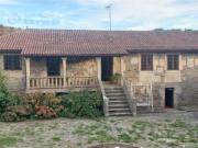 Casa de piedra con capilla