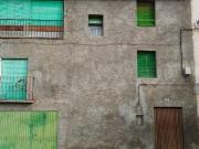 Casa de pueblo con corral y almacén independiente en...