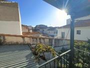 Casa de pueblo con patio, almacenes y terraza con vistas