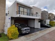 Casa de recuperacion bancaria en venta ubicada en Lago...