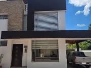 CASA DE RENTA DE 4 DORMITORIOS EN TUMBACO