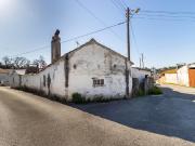 Casa de rés do chão com arrecadação e logradouro