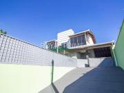 Casa de Rua com Amplo Terreno, Edícula e 4 dormitórios à...