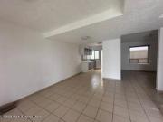 Casa de segunda mano, 3 recamaras, area de TV. Rincones...