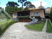 CASA DE SEIS DORMITÓRIOS NO CENTRO DE CANELA!