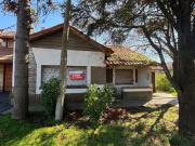 Casa de tres ambientes a reciclar con garage y patio....