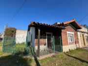 Casa de tres ambientes con cochera y jardin a la venta...
