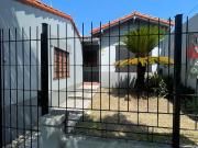 Casa de tres ambientes con jardín, patio y cochera en...