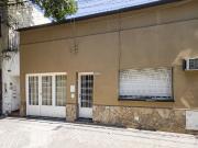 CASA DE TRES DORMITORIOS CON COCHERA