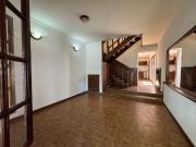 Casa de tres dormitorios con patio y cochera en alquiler...