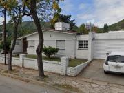 Casa de tres dormitorios con pileta y gas natural en...