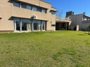 Casa de tres dormitorios en venta, pileta, cochera doble Casa de tres dormitorios en venta, pileta, cochera doble