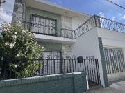 CASA DE TRES DORMITORIOS, PATIO Y COCHERA