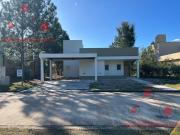 Casa de tres dormitorios, tres baños,cocina living...