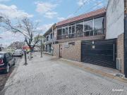 Casa de tres dormitorios y local con pileta en Av. Arana...