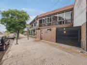 Casa de tres dormitorios y local con pileta en Av. Arana...