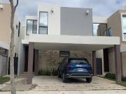 CASA DE TRES HABITACIONES EN RENTA CON PANELES SOLARES Y...