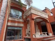 Casa de tres niveles con doble terreno en Residencial...