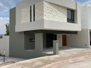 ¡Casa de Tres Niveles con Jardín Amplio, en Venta!