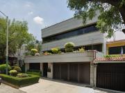 CASA DE TRES NIVELES CON JARDÍN TRASERO, BALCÓN Y UNA...