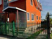 Casa de Tres niveles. Destacando la calidez y belleza de...