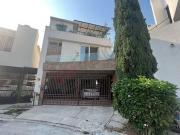 Casa de Tres Niveles en Paseo de Cumbres Cuarto Sector...