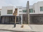 Casa de tres niveles en venta en cumbres monterrey nuevo...