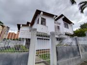 Casa de tres niveles en venta ubicada en el parral...