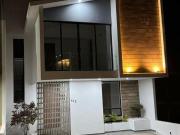 Casa de tres niveles y recámara en planta baja en...