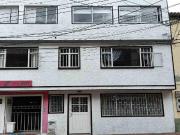 Casa de tres pisos con uso mixto en Barrios Unidos