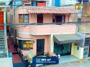 Casa de tres pisos en Av. Merino cuadra 26 en Perfecta...