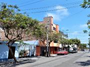 CASA DE TRES PISOS EN EL CENTRO DE LINCE