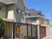 CASA DE TRES PISOS EN LOS CANTAROS DE QUILICURA